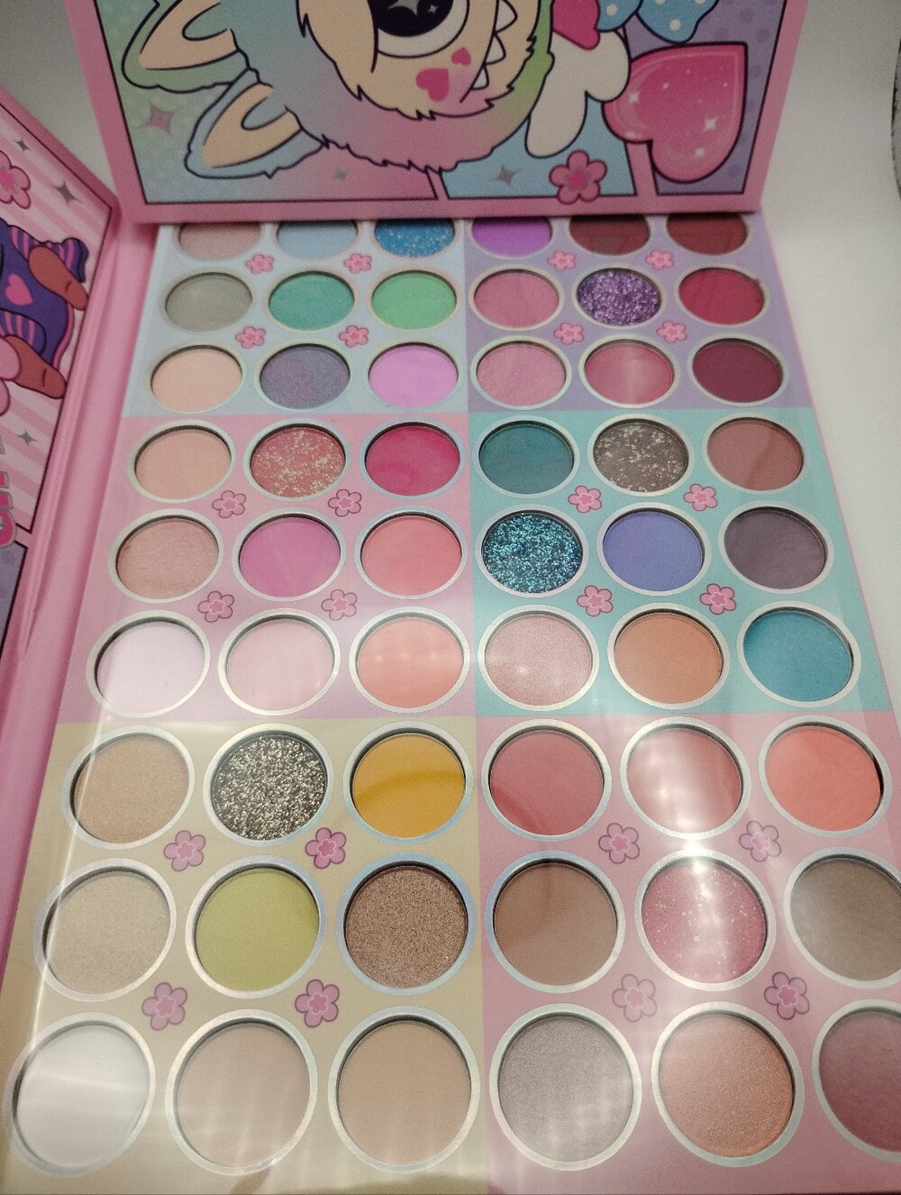 🆕 1 Labubu Beautiful 54 Color Eyeshadow Palette & 8 Labubu Lip Glosses - Picture 9 of 11